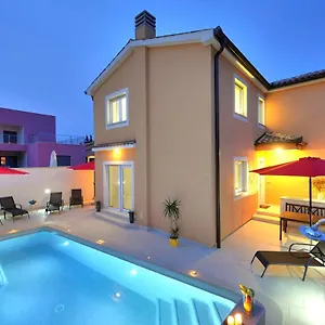 https://villa-with-private-pool-in-village-jadreski.pula-hotels.org